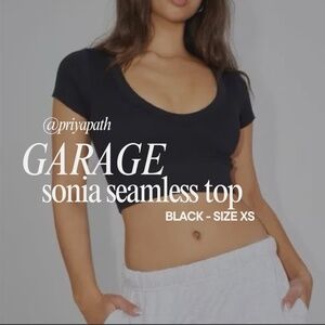 NWOT Garage XS V-Neck Top Great Condition